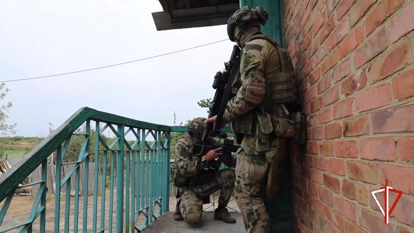 Тайную экстремистскую библиотеку ВСУ показали росгвардейцы в Запорожской области