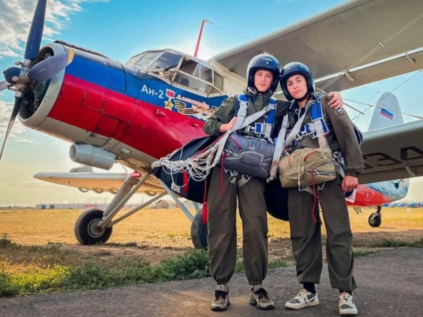 Подростки из Запорожской области прыгнули с парашютом впервые в жизни