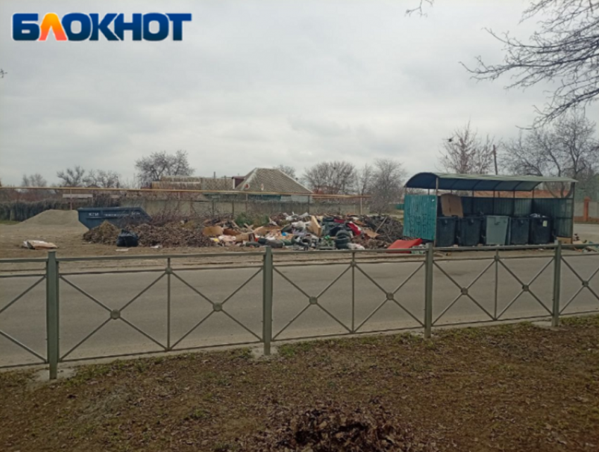 Житель Мелитополя показал масштабную свалку возле нового педиатрического центра