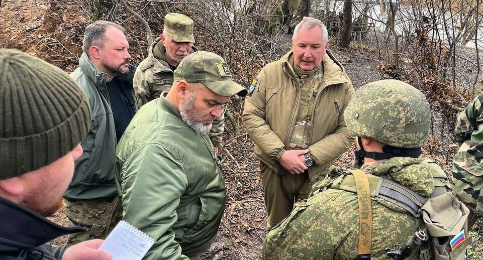 Дмитрий Рогозин, позывной «Сармат» общается с бойцами. Фото из открытых источников