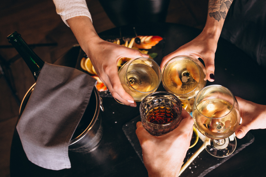 male_female_hands_close_up_with_cocktails.jpg